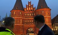 Das Lübecker Holstentor lässt Botschaften farbig erstrahlen