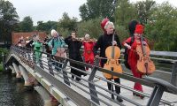 Der Jakobsweg erklingt: Das Erste Improvisierende Streichorchester auf der Via Scandinavica von Bad Schwartau nach Krumesse