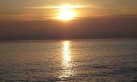 Natur-Resilienz-Spaziergang bei Sonnenaufgang am Meer